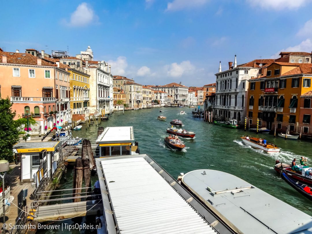 Uit uitzicht over het water in Venetië