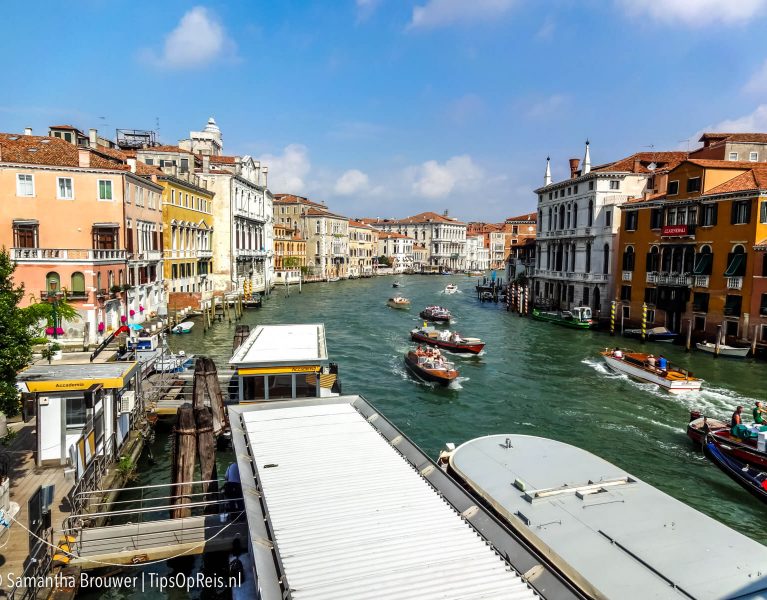 Uit uitzicht over het water in Venetië