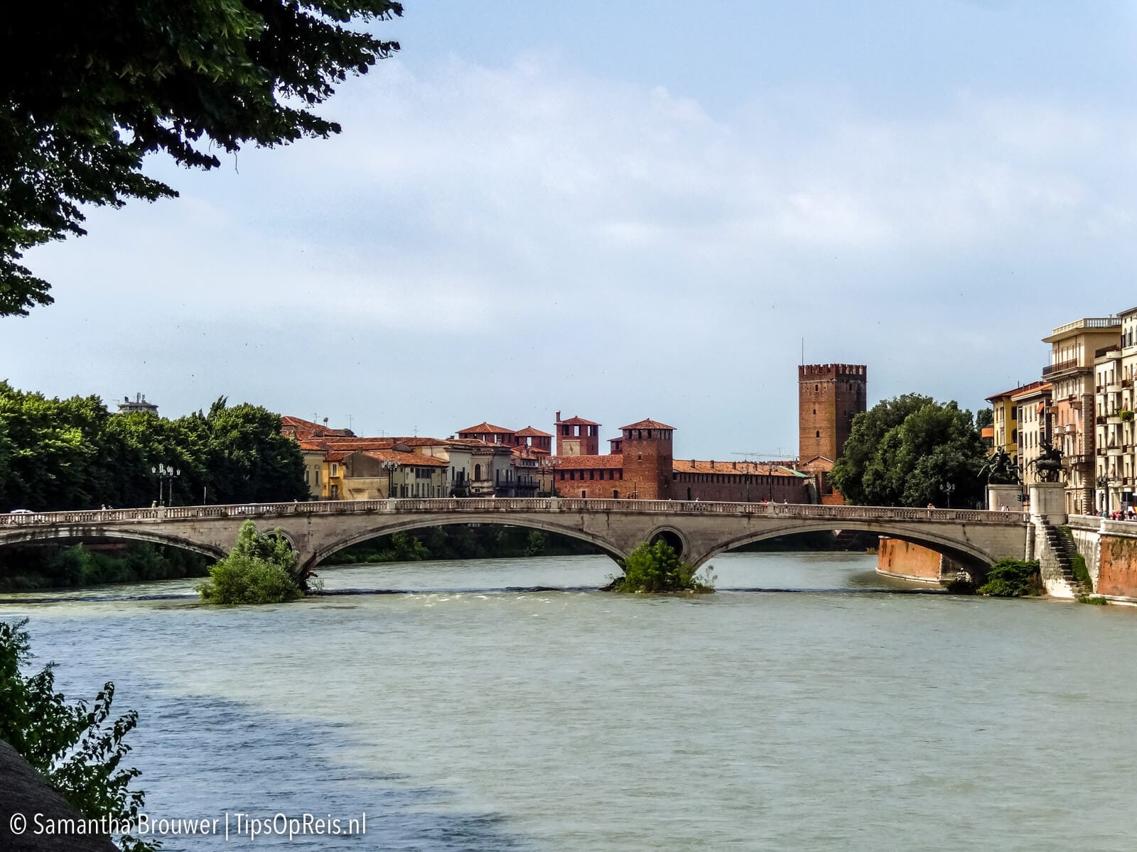 De rivier Adige in Verona, met Castelvecchio duidelijk zichtbaar