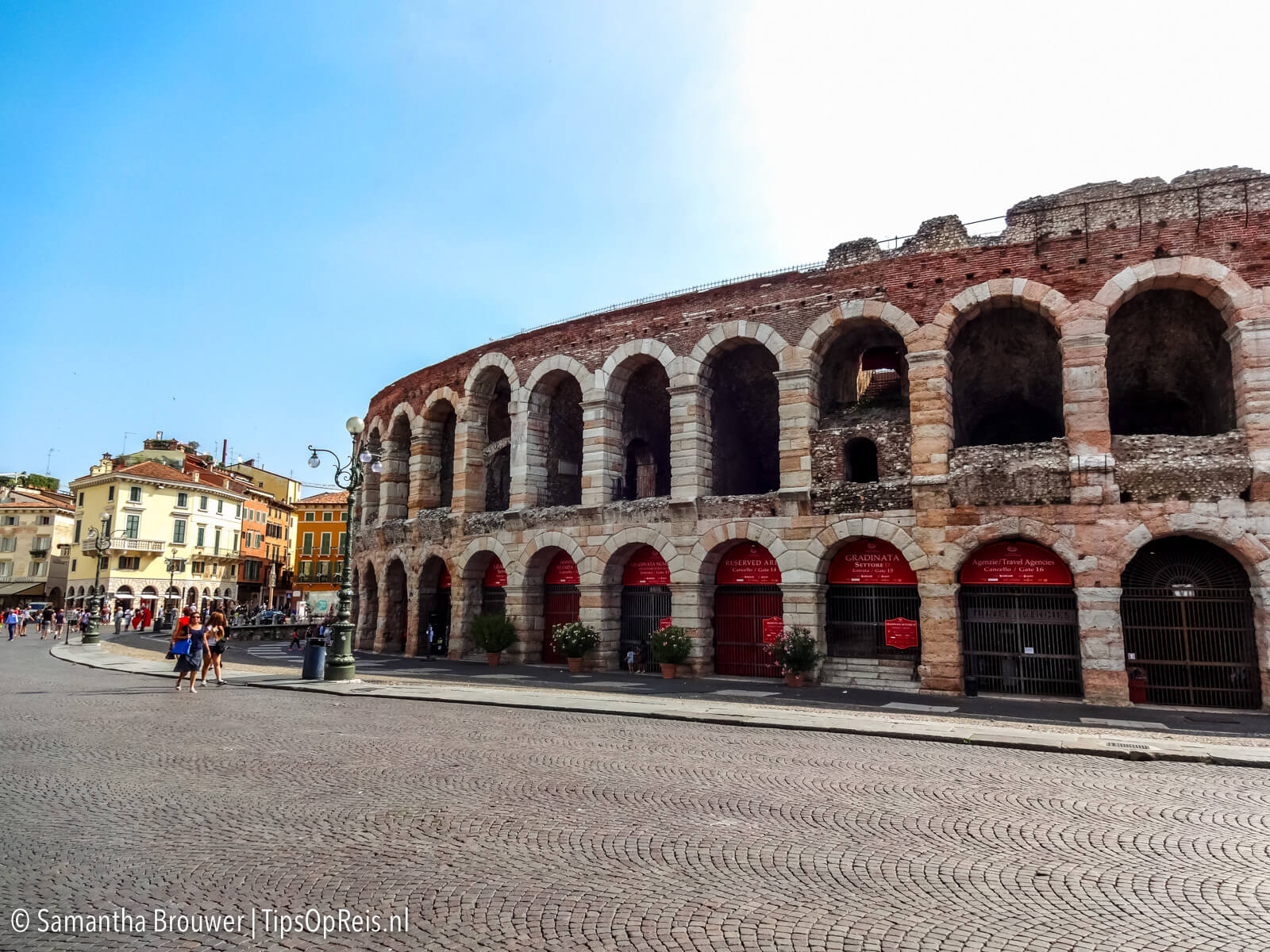 Bezienswaardigheden Verona: Arena di Verona gezien vanaf Piazza Bra