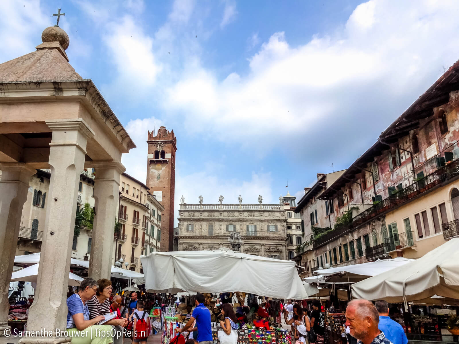 Bezienswaardigheden Verona: Piazza delle Erbe Verona met kleurrijke gevels en markt