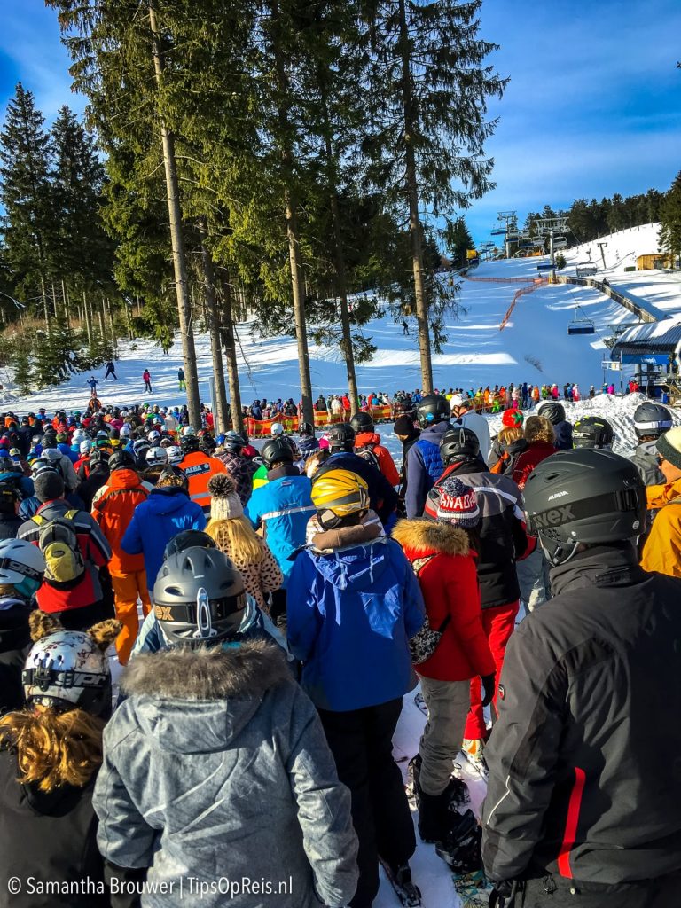 Een lange wachtrij voor een lift in Winterberg