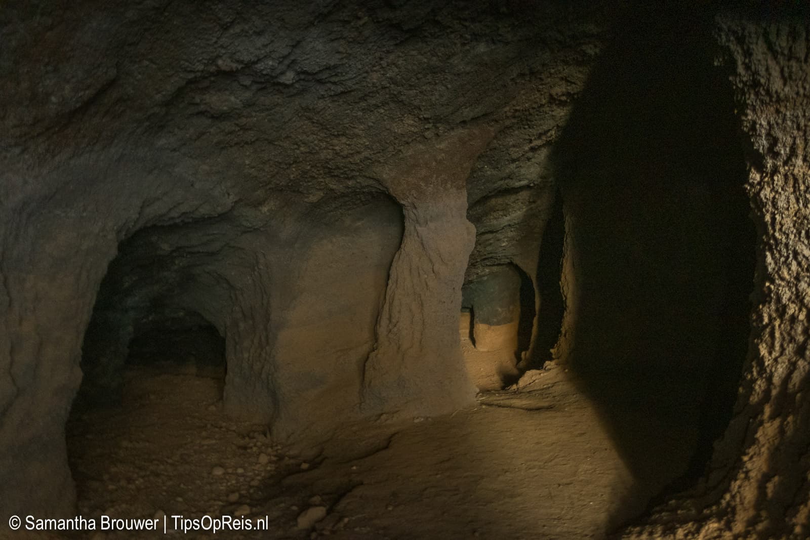 Lava caves - grot links van binnen, donker