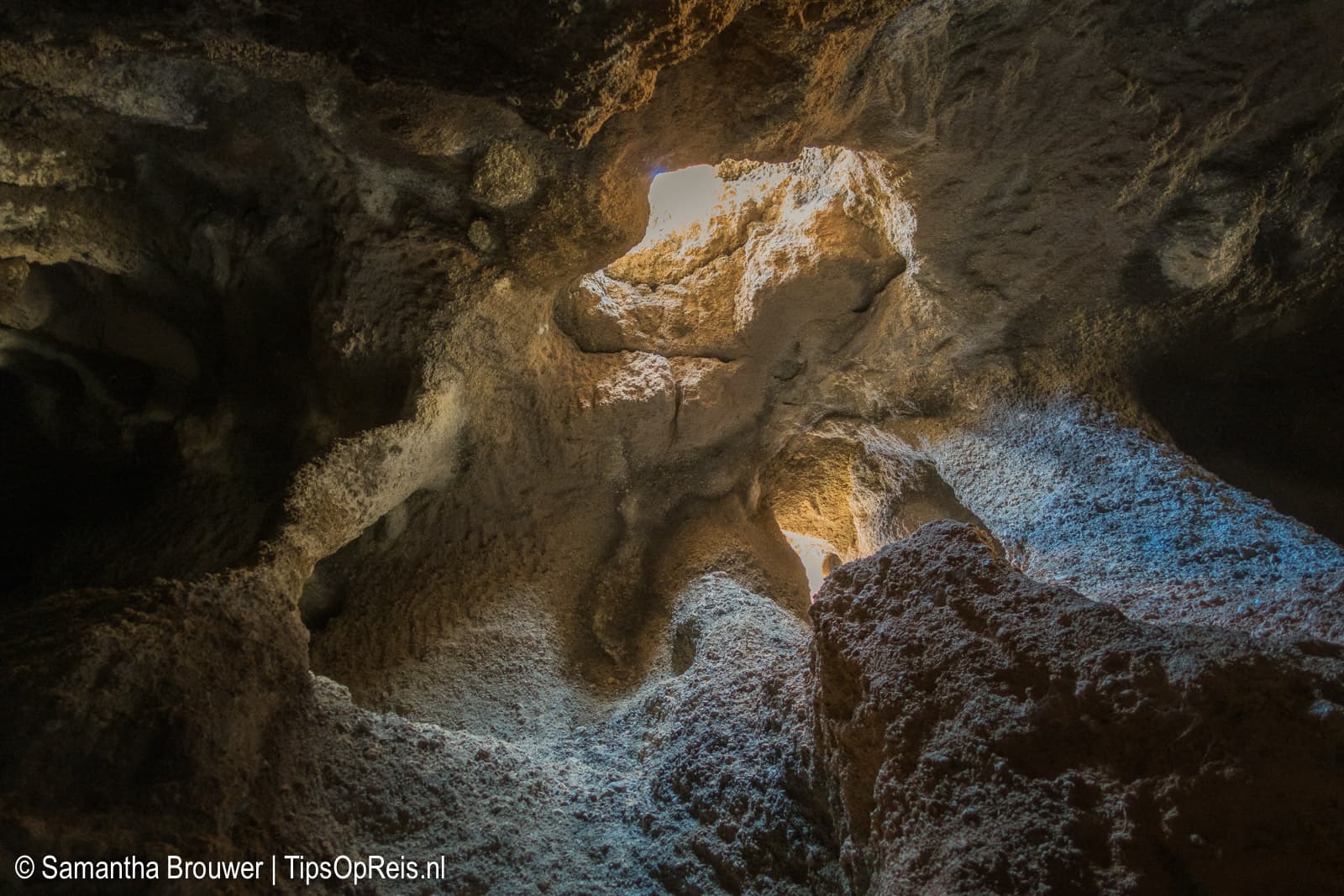 Lava caves - licht opening bovenin