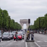 Milieusticker Frankrijk: alles wat je moet weten Uitzicht op de Arc de Triomphe vanaf de Champs Elysees in Parijs