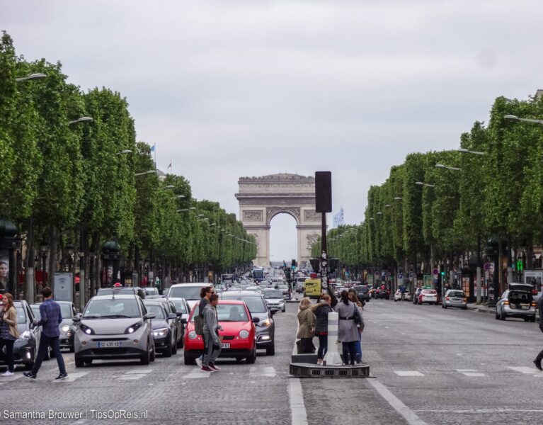 Uitzicht op de Arc de Triomphe vanaf de Champs Elysees in Parijs