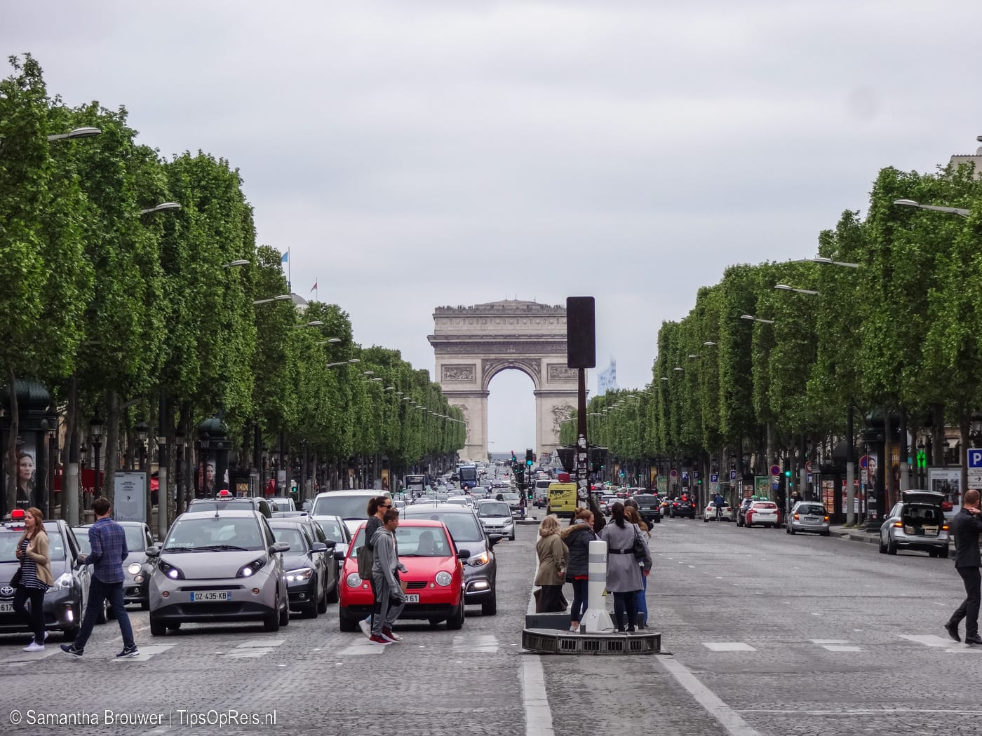 Uitzicht op de Arc de Triomphe vanaf de Champs Elysees in Parijs