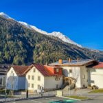 Pettneu am Arlberg in de lente, met de besneeuwde bergtoppen op de achtergrond