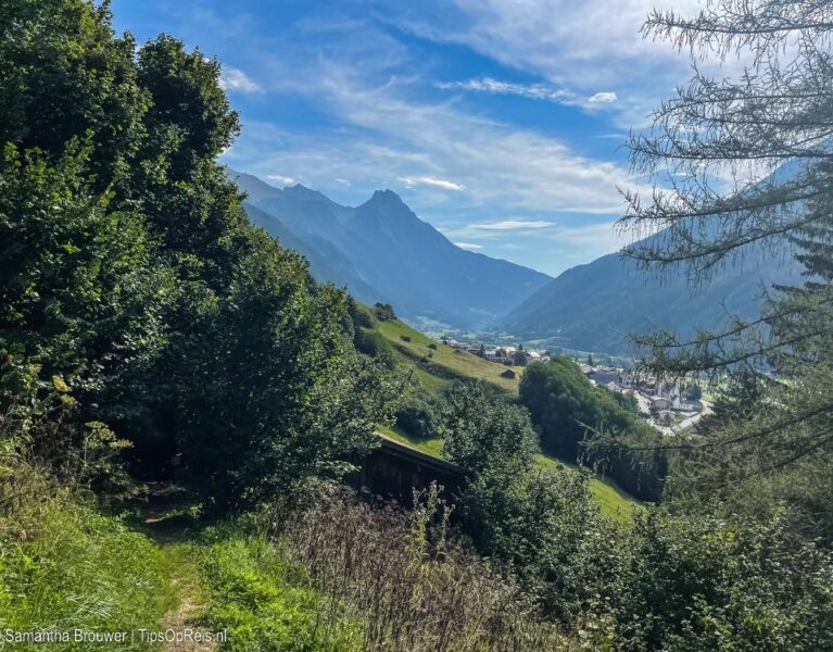 Pettneu am Arlberg gezien vanaf een bergwandeling