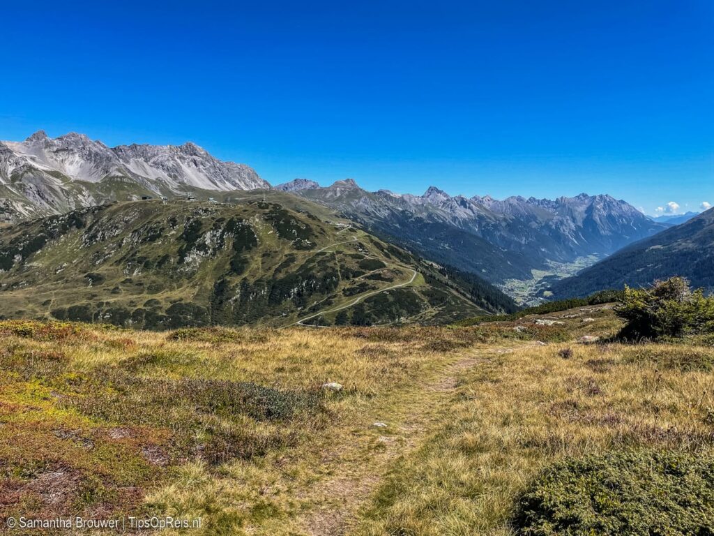 Wandelroute Berggeistweg in St. Christoph am Arlberg | Uitzicht richting Pettneu