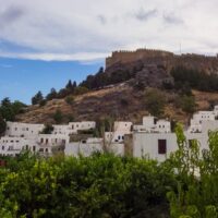 Winterzon in Europa: 10 bestemmingen voor een warme winterbreak Lindos op Rhodos, Griekenland