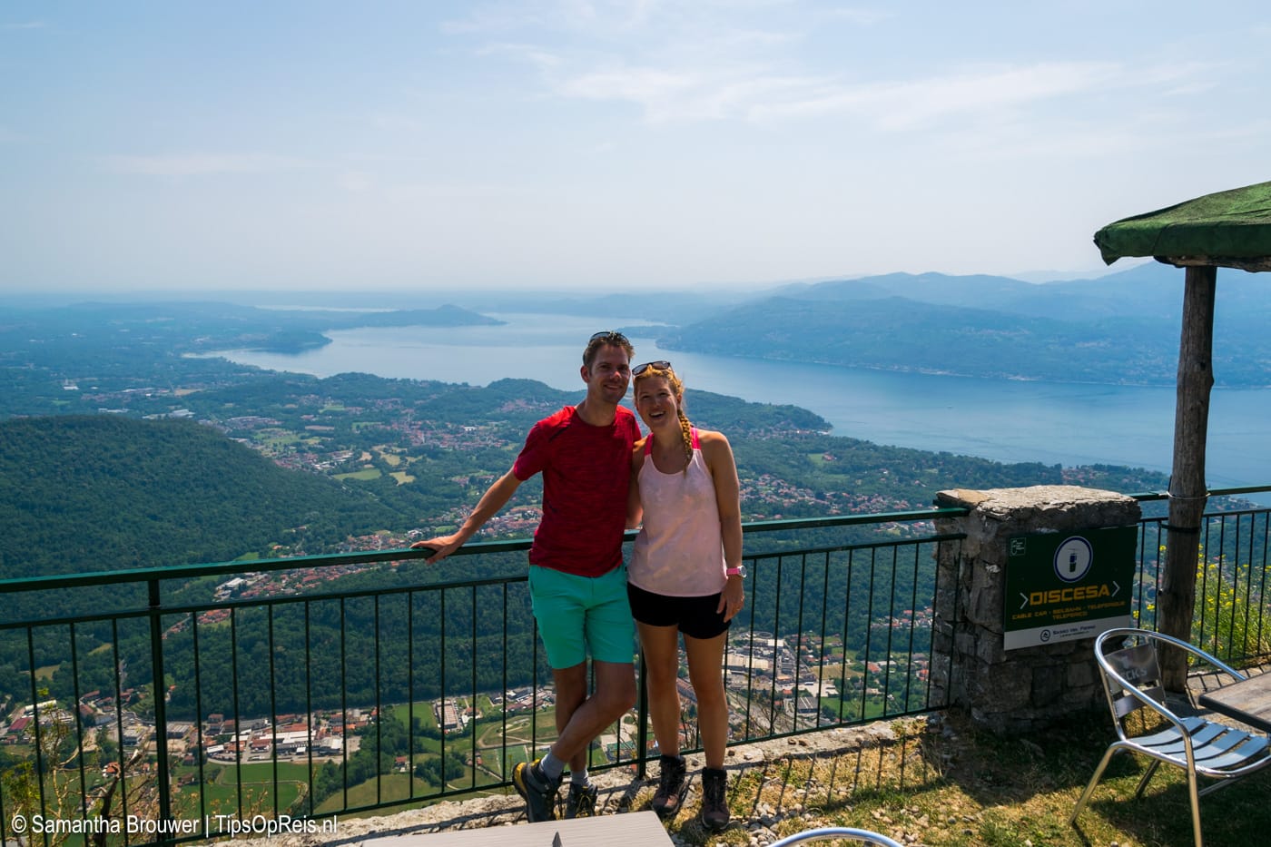 Samantha en Peter met uitzicht over het Lago Maggiore