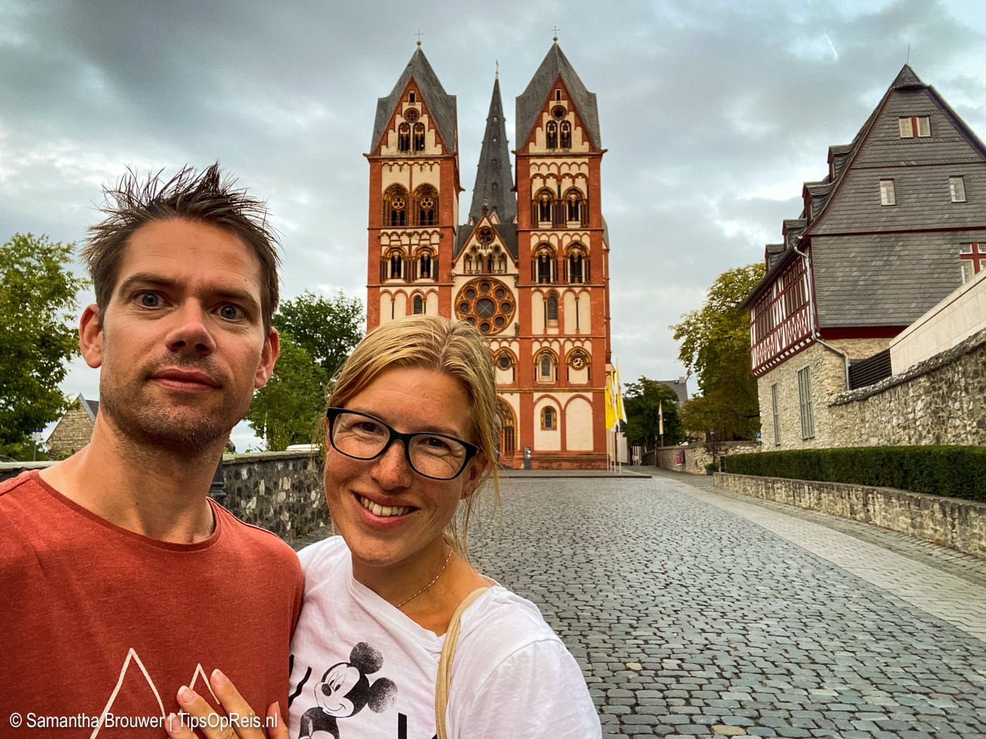 Samantha en Peter voor de Limburger Dom in Limburg an der Lahn, Duitsland