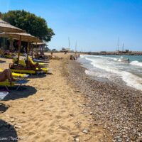 Samos: Strand voor Hotel Samaina Inn, Karlovassi