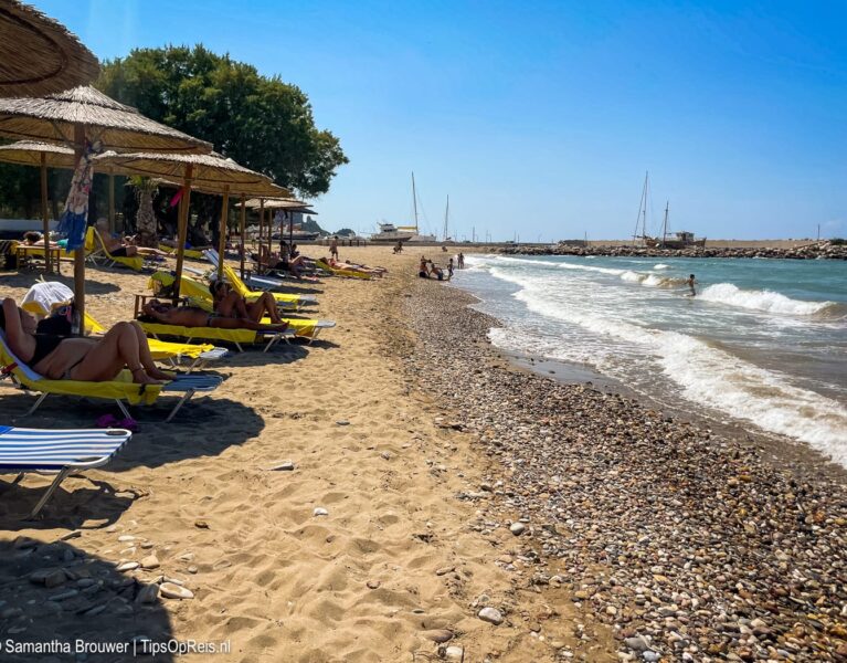 Samos: Strand voor Hotel Samaina Inn, Karlovassi