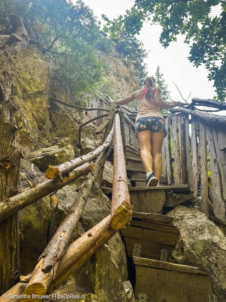 Samos: de steile trap bij de Potami Watervallen