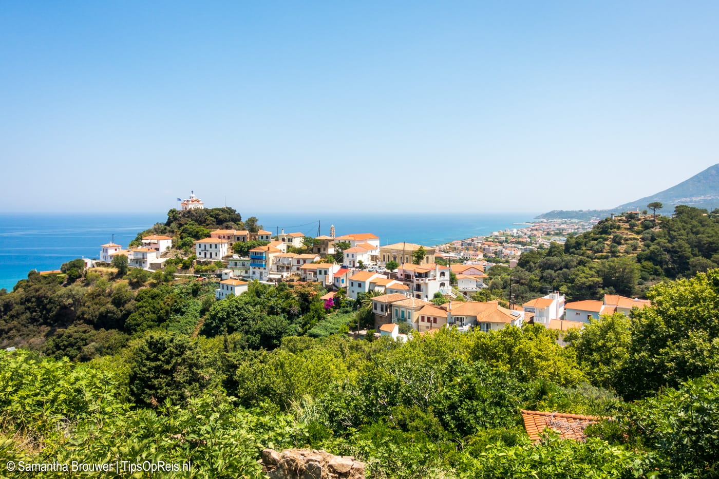 Samos: Uitzicht over Karlovassi en de Church of the Holy Trinity