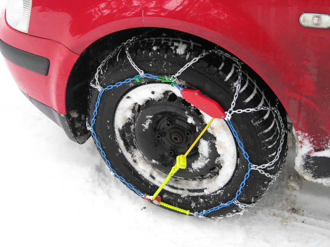 Auto met sneeuwkettingen