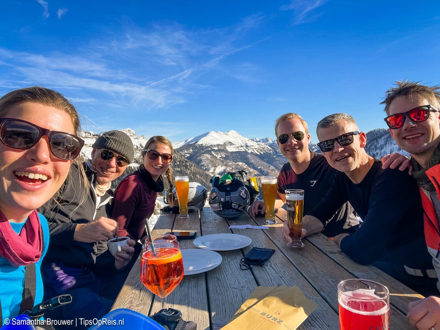 Gezellig eten op de piste bij Rifugio Burz in Arabba