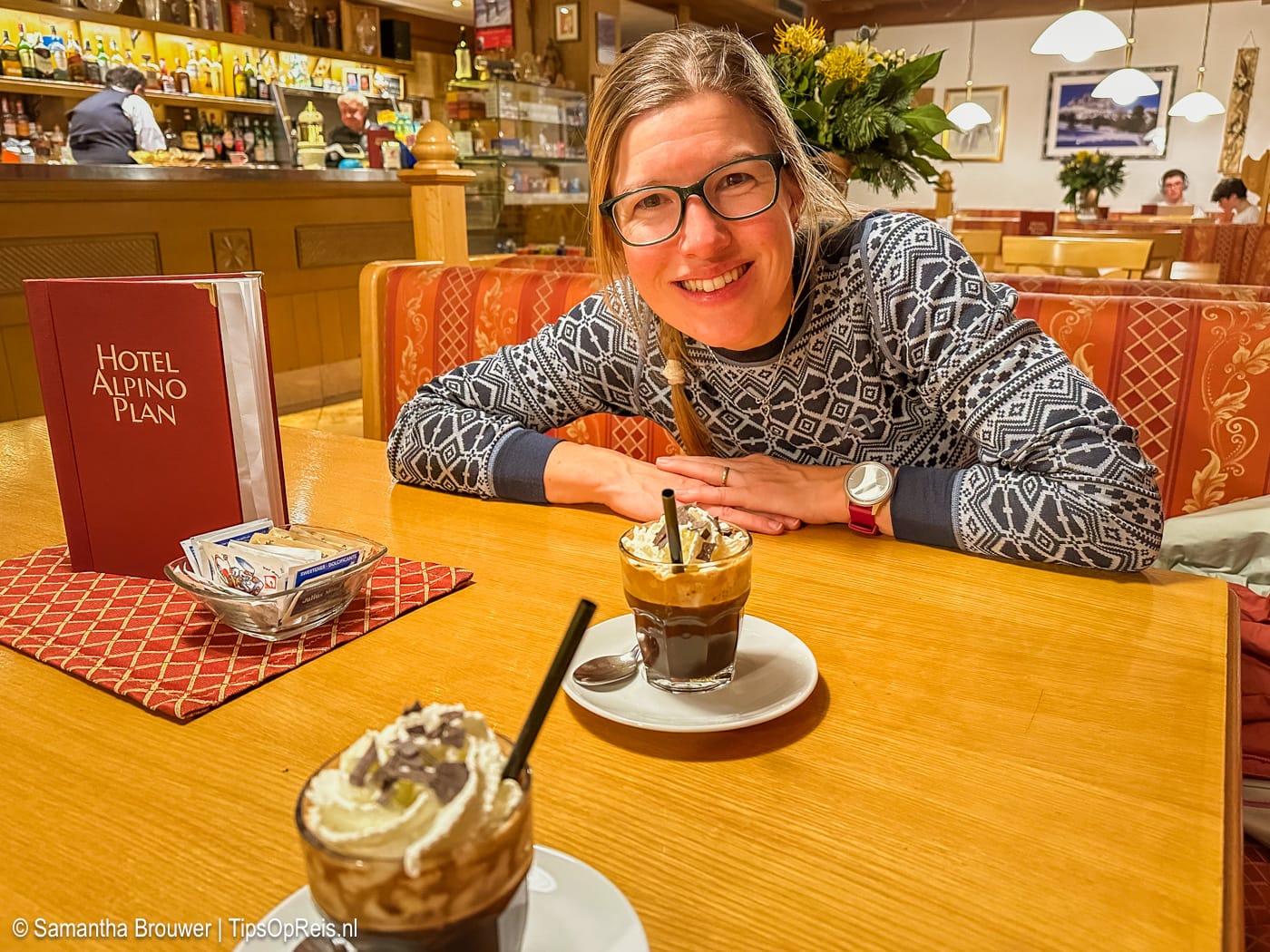 Samantha in de bar van Hotel Alpino Plan met een drankje