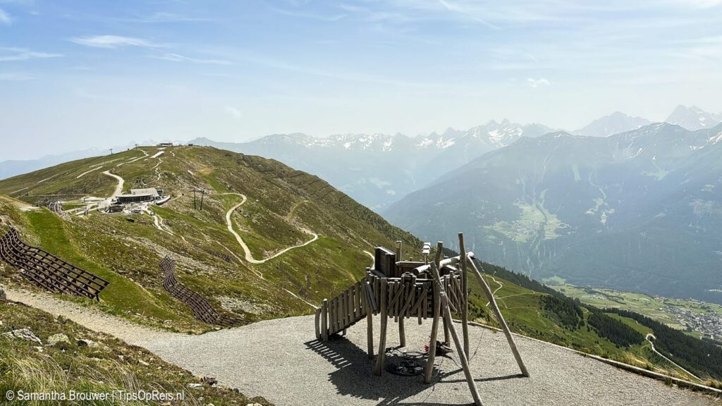 Een speeltuin op een van de bergtoppen in Fiss