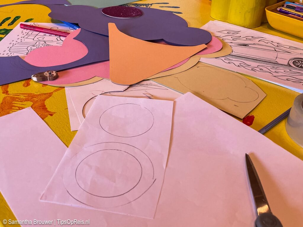 Knutselen op de Kids Club in Schlosshotel Fiss