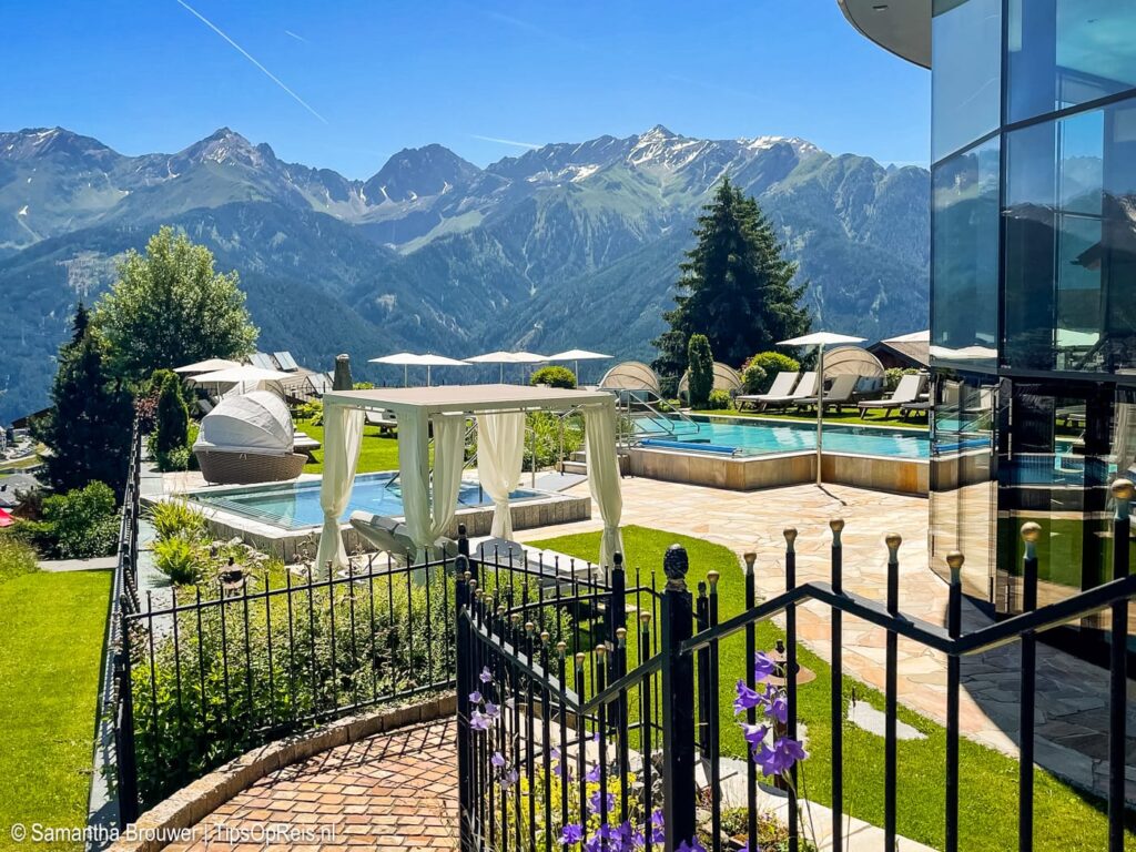 Het zwembad bij Schlosshotel Fiss