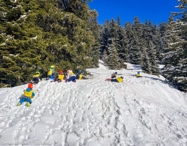 Kinderen van Skischule See spelen in de sneeuw
