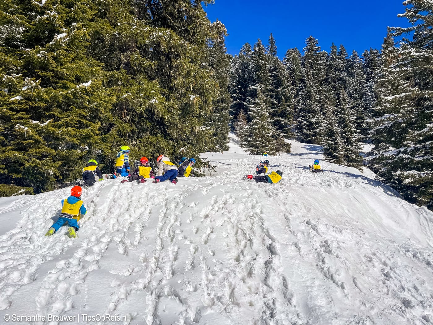 Kinderen van Skischule See spelen in de sneeuw