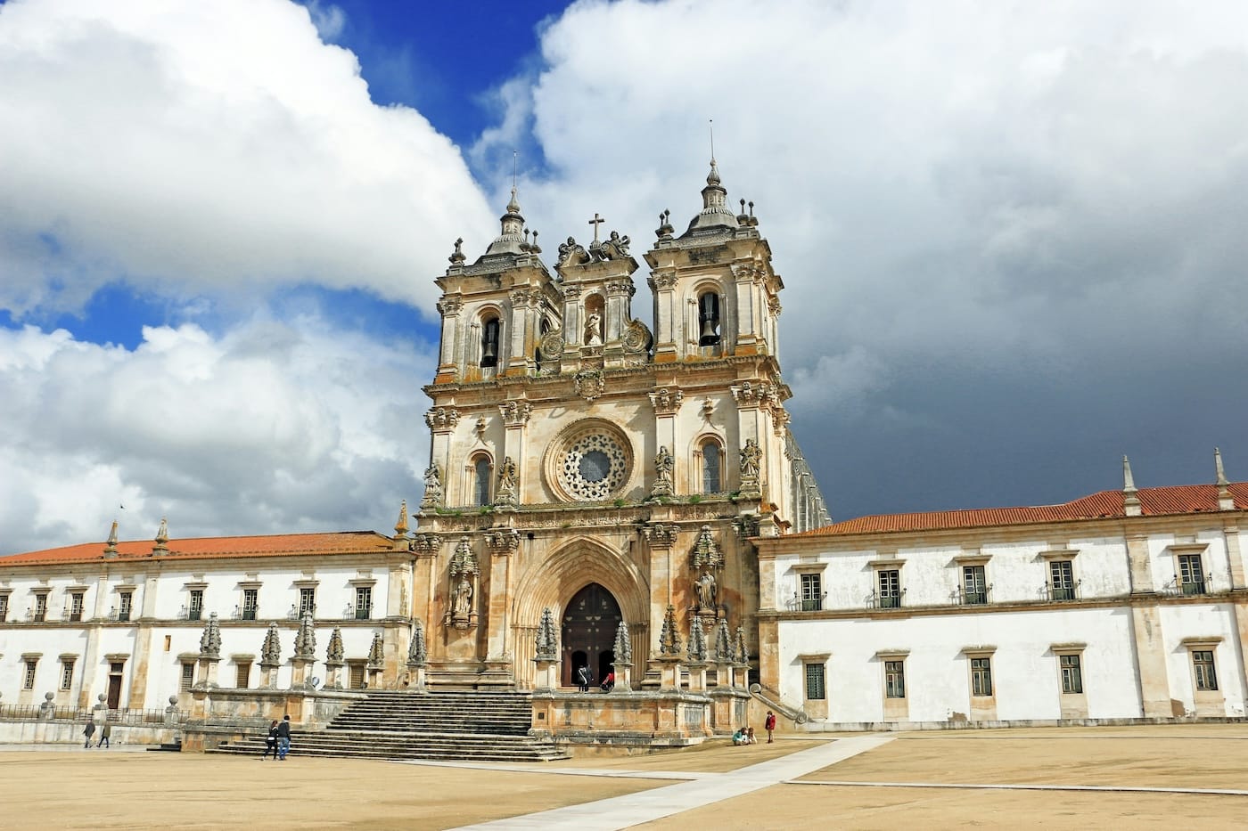 Het klooster van Alcobaça - Photo by Luis Gonçalves on Unsplash