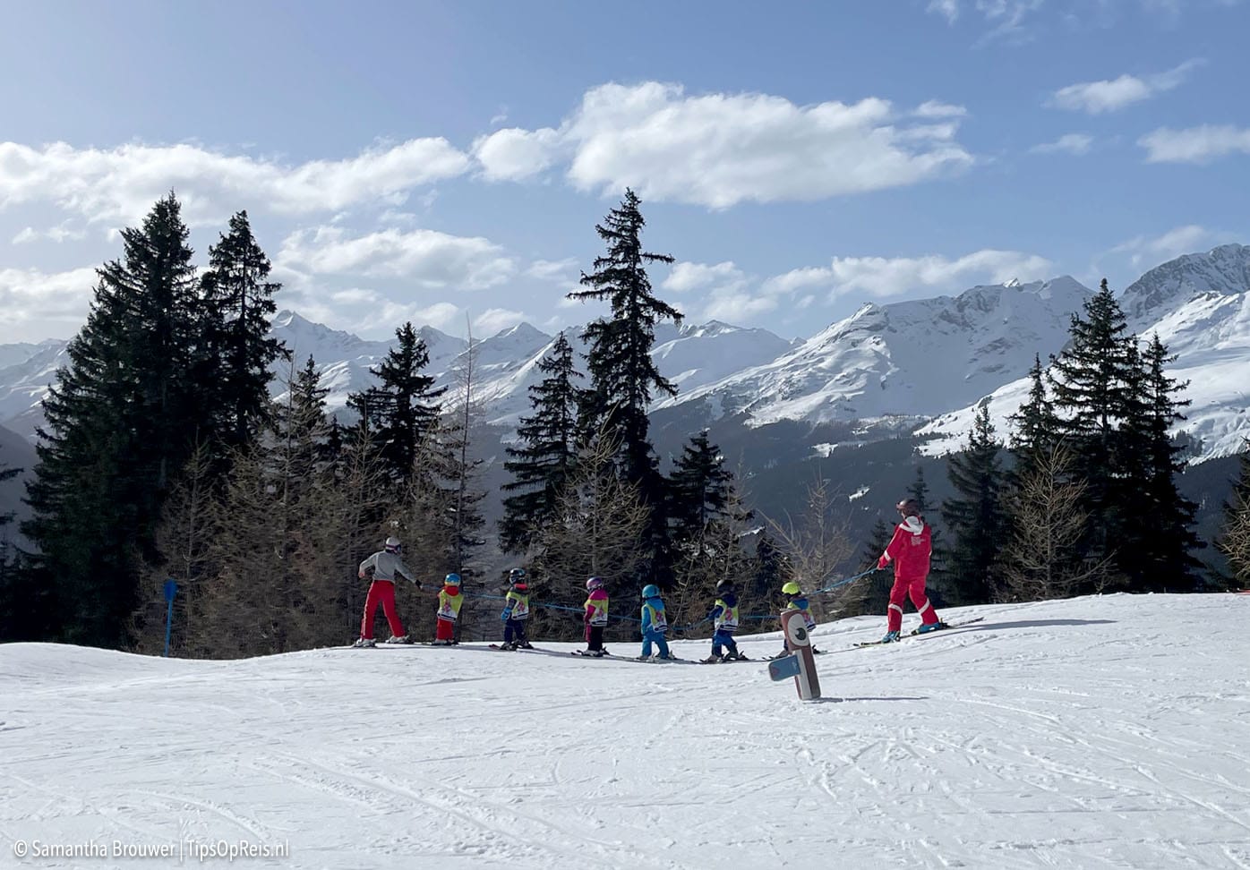 Skileraren geven groepsles aan kinderen in Kinderland in See – groepsles skiën voor beginners