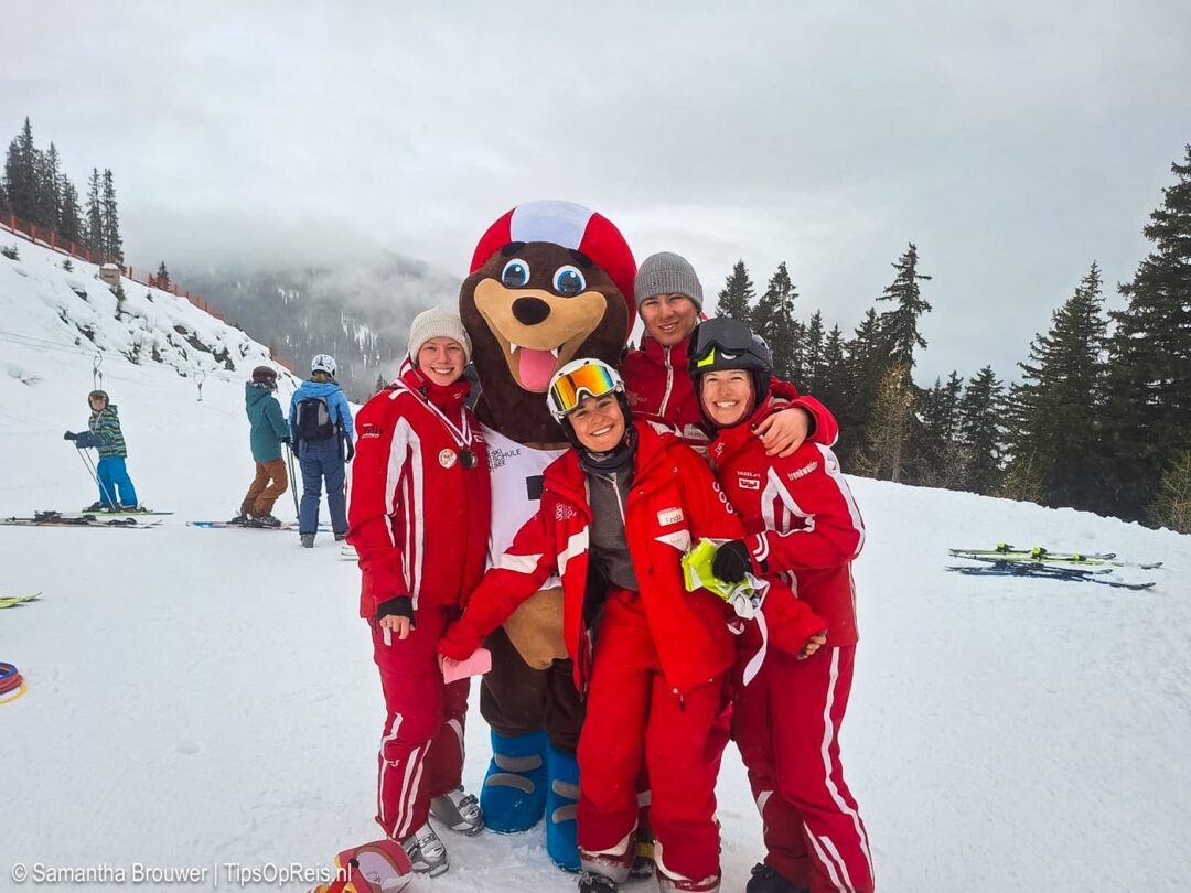 Skileraren met mascotte Seebi van Skischule See