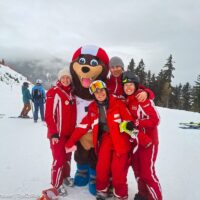 De leukste (en gekste) momenten tijdens mijn eerste seizoen als skilerares Skileraren met mascotte Seebi van Skischule See