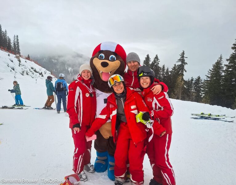 Skileraren met mascotte Seebi van Skischule See