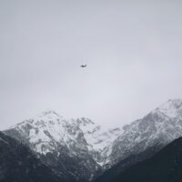 Op wintersport met het vliegtuig: hoe gaat dat nou eigenlijk? Op wintersport met het vliegtuig | Photo by Maksim Shutov on Unsplash