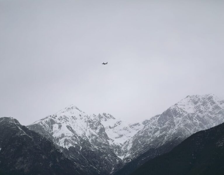 Op wintersport met het vliegtuig | Photo by Maksim Shutov on Unsplash