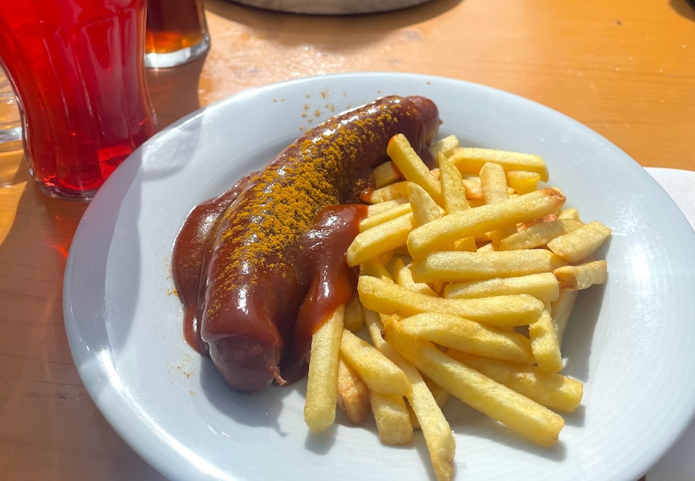 Currywurst mit Pommes