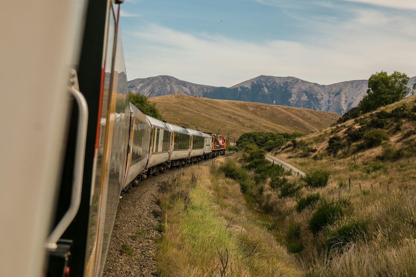 Reizen met de trein is een vorm van slow travel | Photo by Josh Nezon on Unsplash