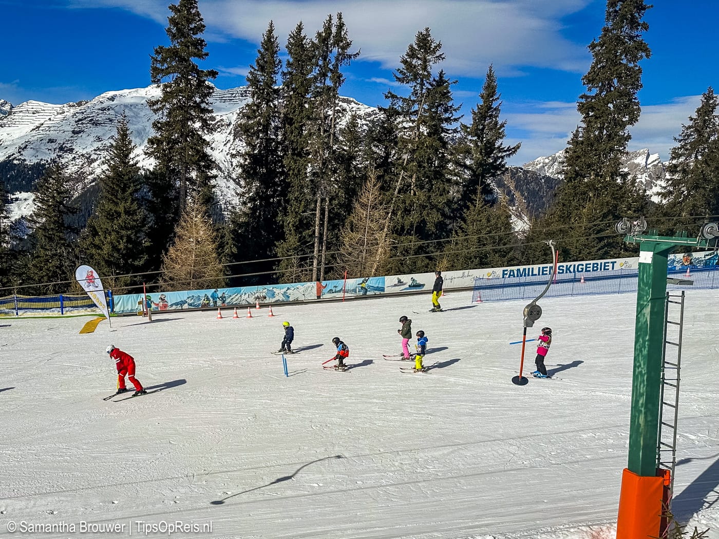 Skileraar geeft les op de piste tijdens een seizoen in Oostenrijk