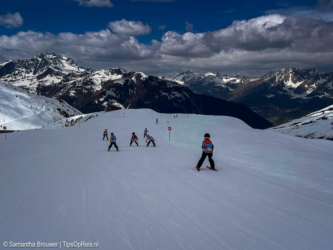 Kinderen skiƫn op de piste