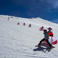 De leukste bedankjes en reviews als skileraar Kinderen skiën op de piste met valschermen