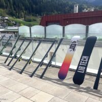 Het skiseizoen is voorbij: zo berg je je ski’s netjes op voor de zomer Je ski's opbergen voor de zomer