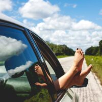 Auto survival kit: onmisbare items voor een zomer roadtrip Auto survival kit voor zomer roadtrip | Photo by Erik Odiin on Unsplash