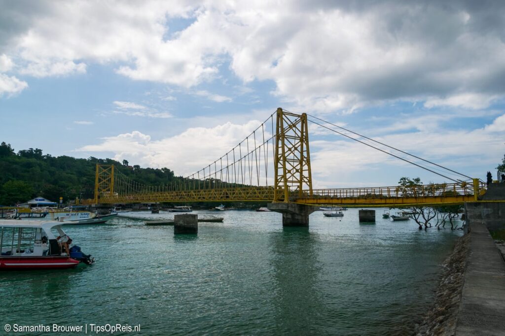 De gele brug tussen Nusa Lembongan en Nusa Ceningan
