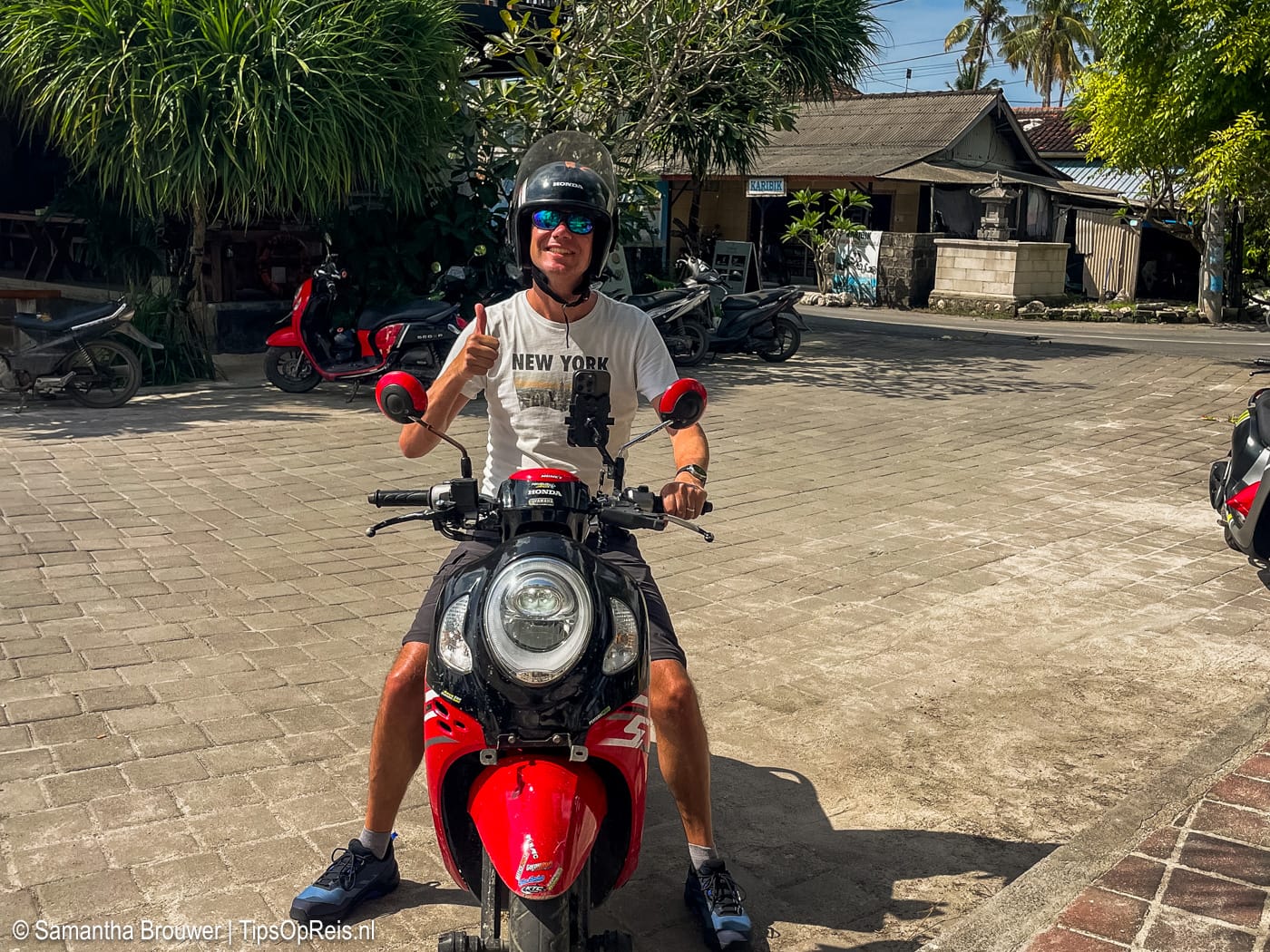 Peter op de scooter op Nusa Lembongan