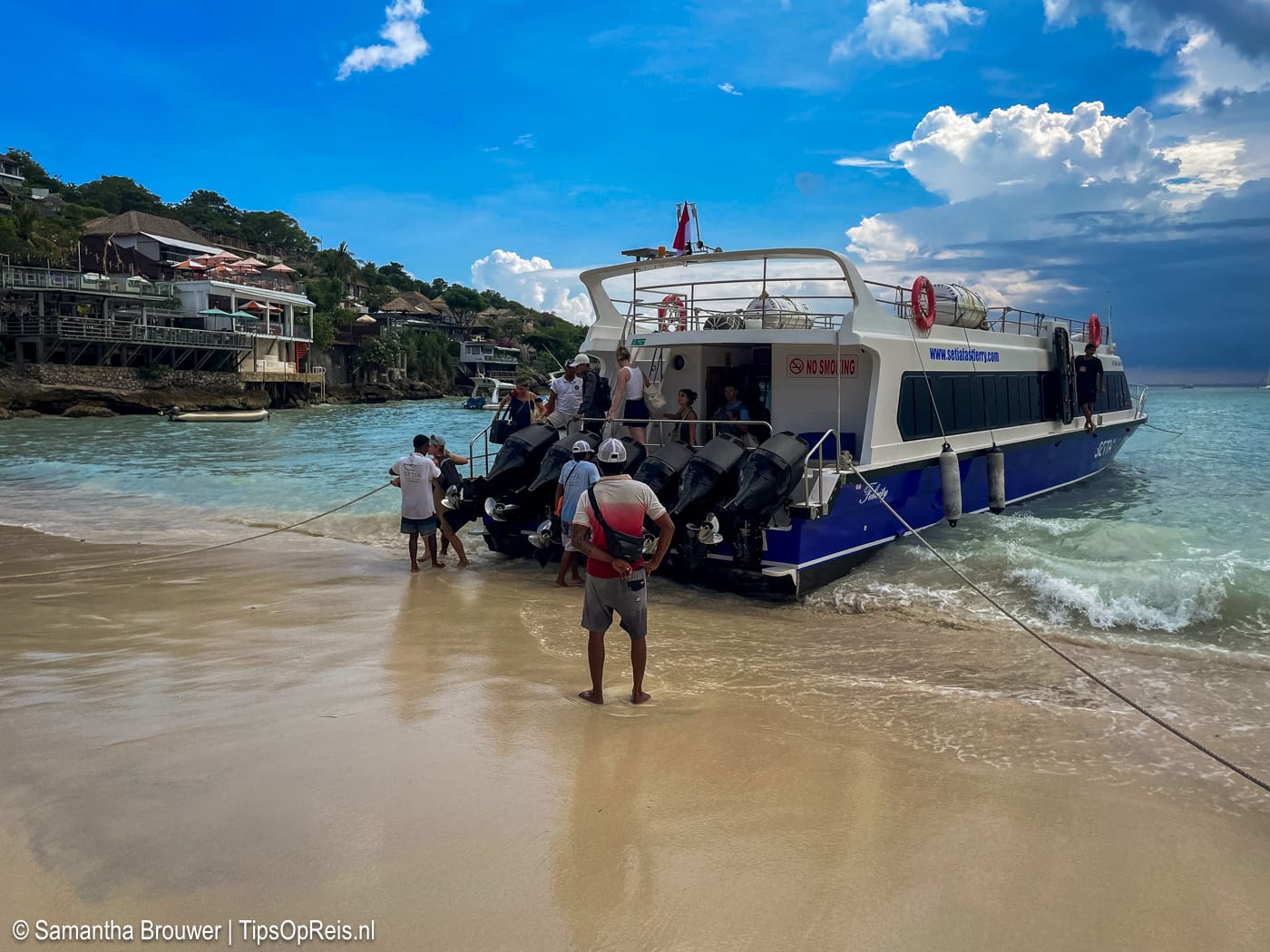Het uitstappen van de boot op Nusa Lembongan