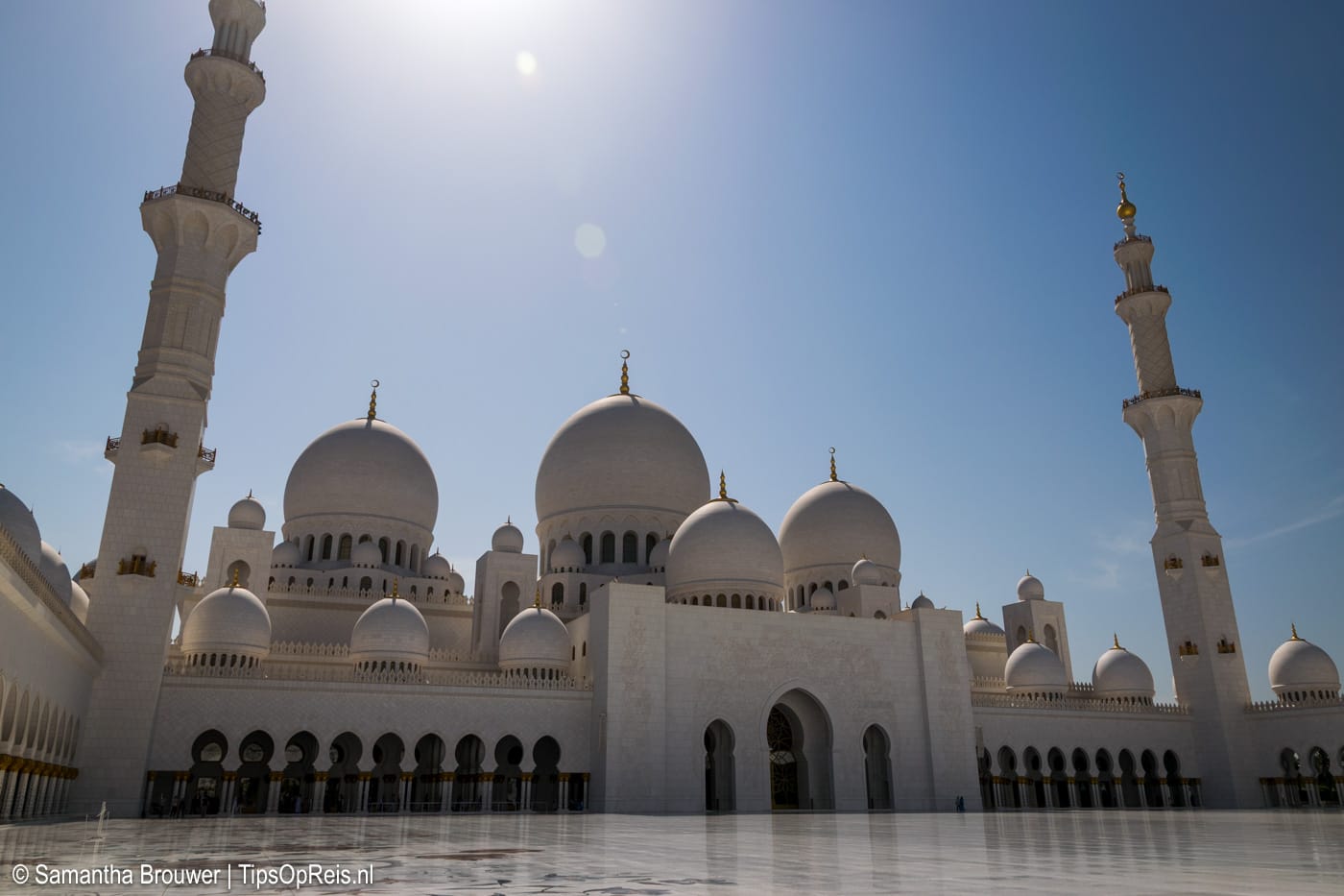 De zon schijnt bijna altijd boven de Sjeik Zayed Moskee in Abu Dhabi