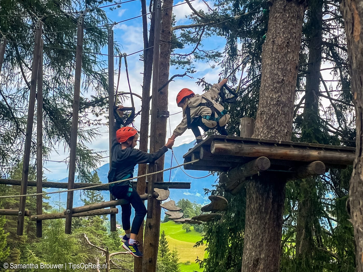 Kinderen in het X-Trees boomklimpark in Serfaus