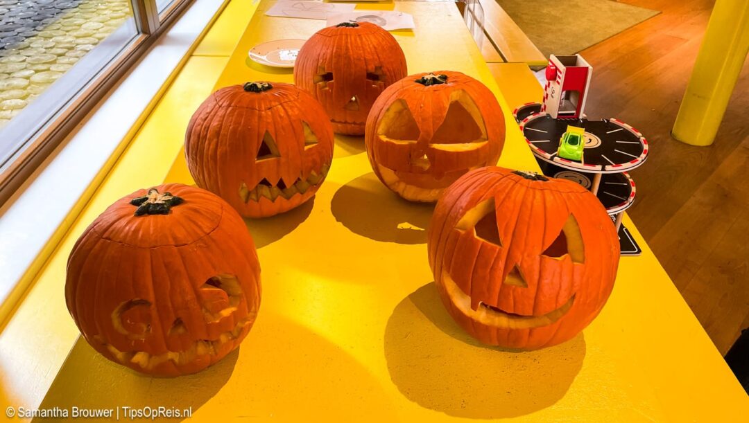 Kids Club pompoenen snijden voor halloween