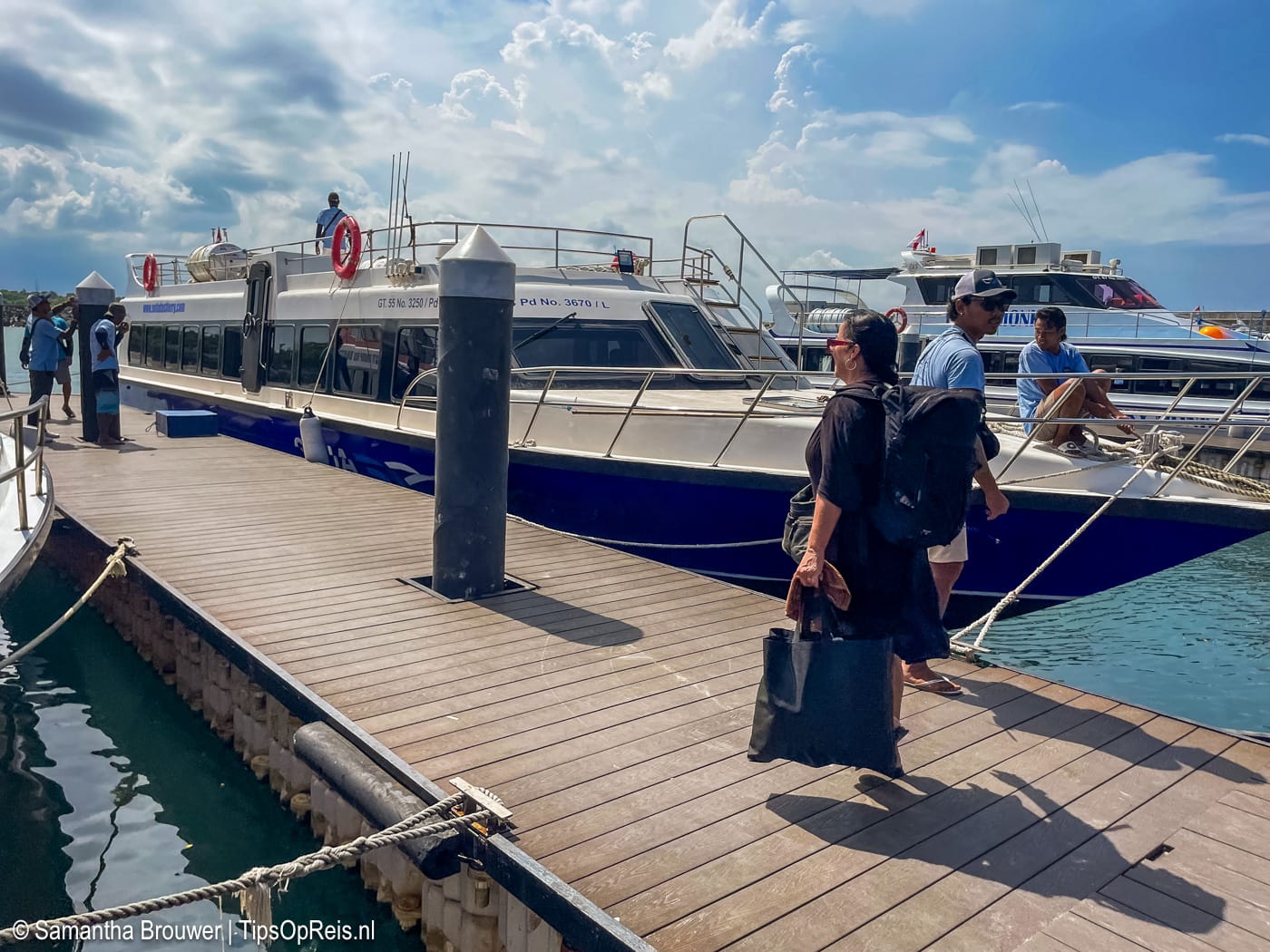 Instappen in de boot van Bali naar Nusa Lembongan, Setia Fast Ferry